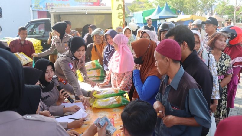 Polres Pamekasan Gelar Gerakan Pangan Murah, Jual Beras Rp55 Ribu per 5 Kg
