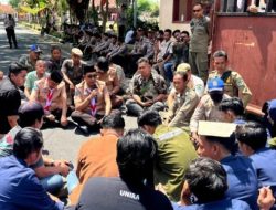 Puluhan Mahasiswa BEM Unira Demo ke Kantor Bupati Pamekasan, Desak Perbaikan Layanan Publik dan Lingkungan