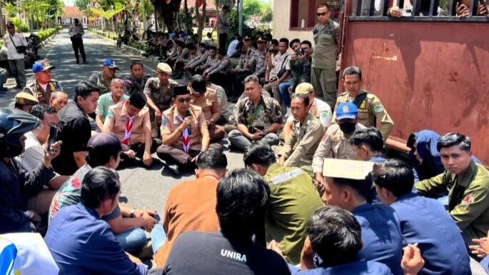 Puluhan Mahasiswa BEM Unira Demo ke Kantor Bupati Pamekasan, Desak Perbaikan Layanan Publik dan Lingkungan