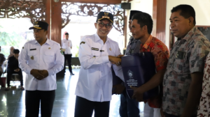 Pemkab Pamekasan Serahkan Bantuan Jeriken Subsidi dan Kartu BPJS Ketenagakerjaan kepada 500 Nelayan
