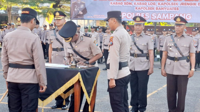 Kapolres Sampang Pimpin Sertijab Empat Pejabat Strategis