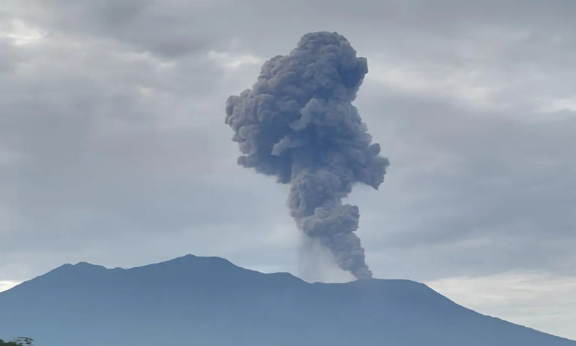 Gunung Marapi Erupsi, Kolom Abu Capai 1.200 Meter