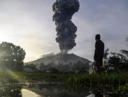 Gunung Ibu Erupsi, Kolom Abu Capai 800 Meter