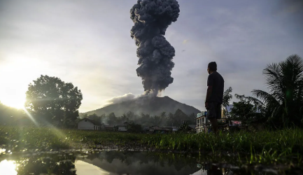 Gunung Ibu Erupsi, Kolom Abu Capai 800 Meter