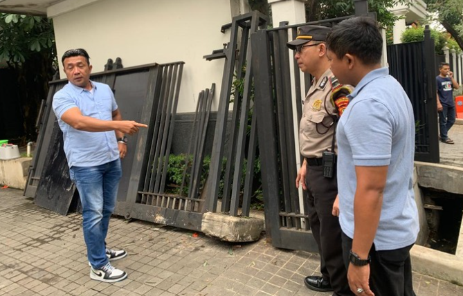 Mobil Tabrak Pagar Rumah Jusuf Kalla di Jakarta Selatan, Pengemudi Diduga Mengantuk