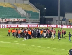 Kecewa Hasil Imbang, Suporter PSM Masuk Lapangan Usai Laga Lawan Semen Padang