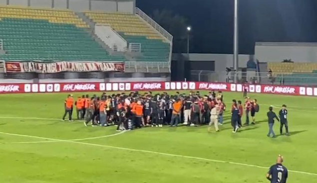 Kecewa Hasil Imbang, Suporter PSM Masuk Lapangan Usai Laga Lawan Semen Padang