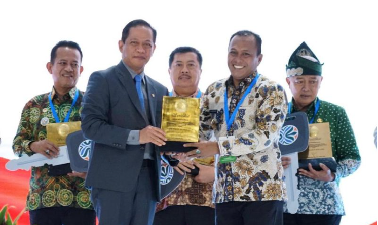 Masuk Daftar Terbaik Jatim, Pamekasan Terima Sertifikat Kebersihan Nasional