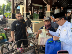 Pemkab Pamekasan Salurkan 200 Paket Sembako untuk Abang Becak