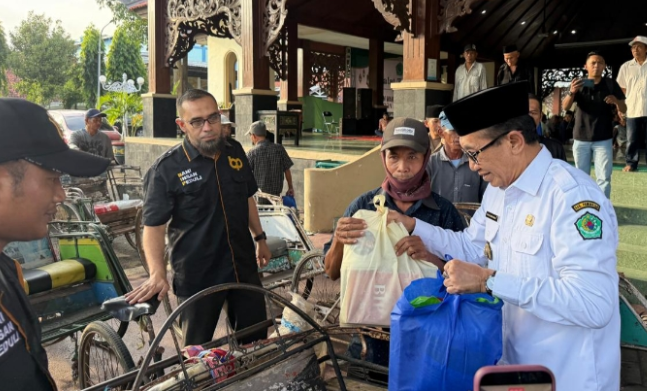 Pemkab Pamekasan Salurkan 200 Paket Sembako untuk Abang Becak