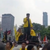 Demo Mahasiswa UI Hambat Bus Transjakarta di Jalan MH Thamrin
