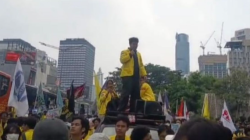 Demo Mahasiswa UI Hambat Bus Transjakarta di Jalan MH Thamrin