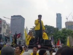 Demo Mahasiswa UI Hambat Bus Transjakarta di Jalan MH Thamrin