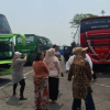Semarak HUT ke-81 RI, Ibu-Ibu Ikut Lomba Tarik Bus di Terminal Kalideres