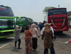 Semarak HUT ke-81 RI, Ibu-Ibu Ikut Lomba Tarik Bus di Terminal Kalideres