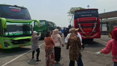 Semarak HUT ke-81 RI, Ibu-Ibu Ikut Lomba Tarik Bus di Terminal Kalideres